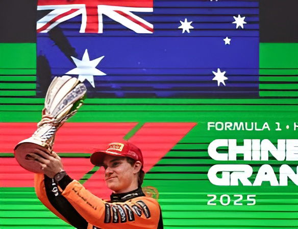 ماكلارين يؤكد عودته القوية بثنائية تاريخية