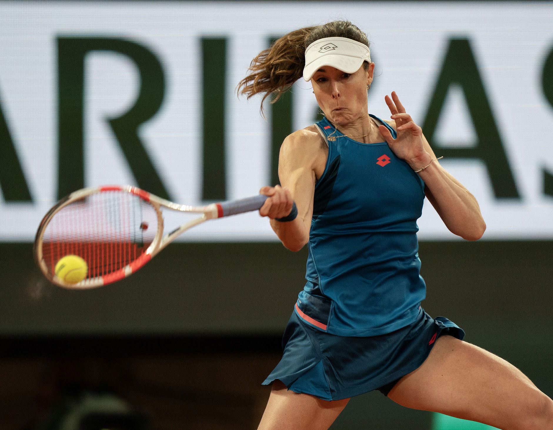 كورنيه تُعلن عودتها للتنس بعد اعتزالها