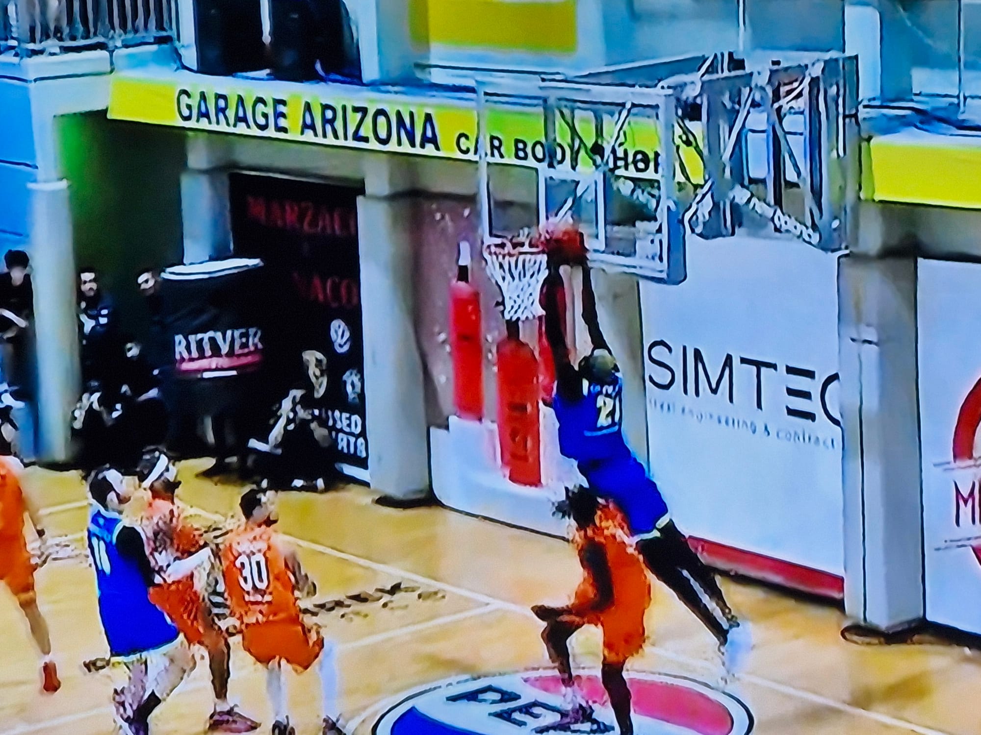 الرياضي يكتسح هومنتمن ويؤكد صدارته للدوري اللبناني