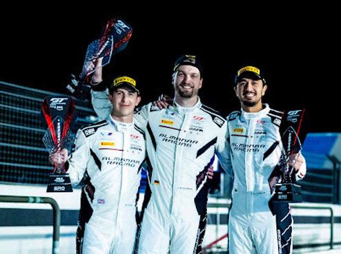 منصة تتويج مشرفة لفريق "المنار للسباقات"