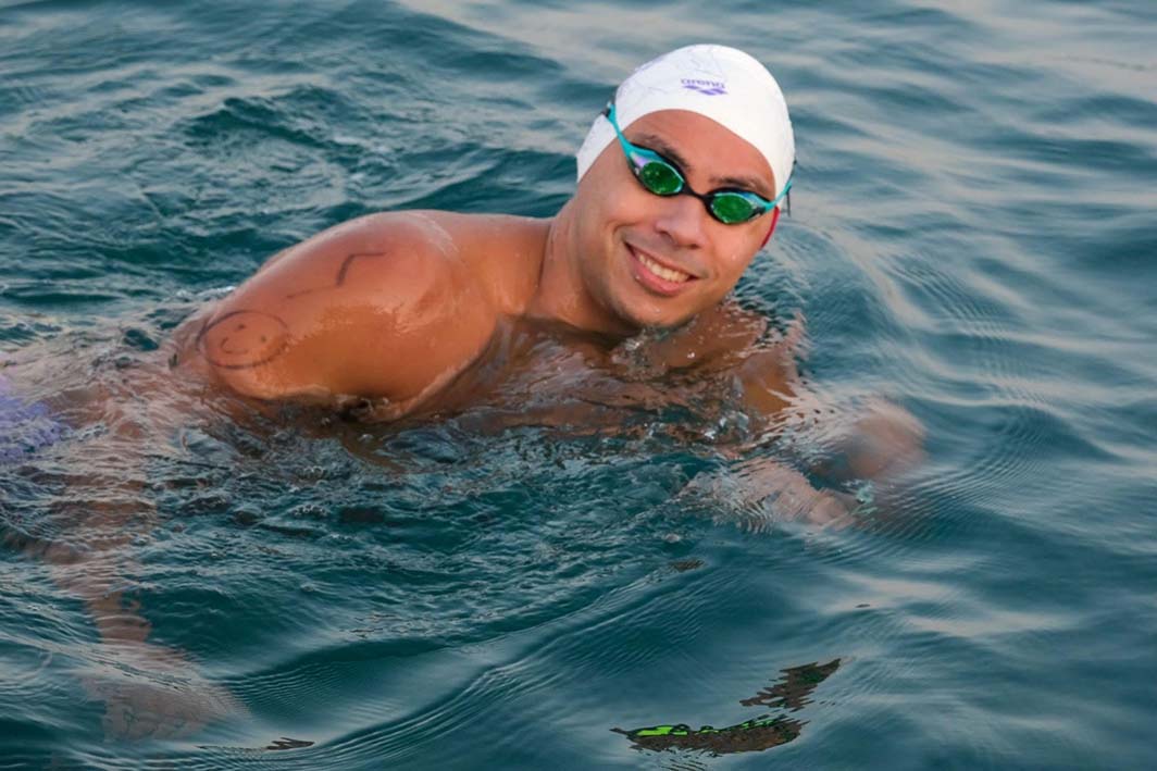 طبشي يعبر جزر دبي سباحةً دون توقف