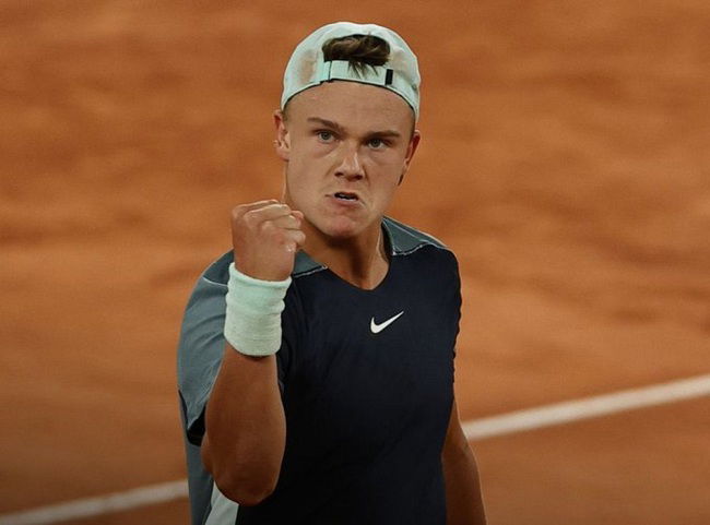 رونه يقهر ألكاراز ويتوَّج بطلاً في برشلونة