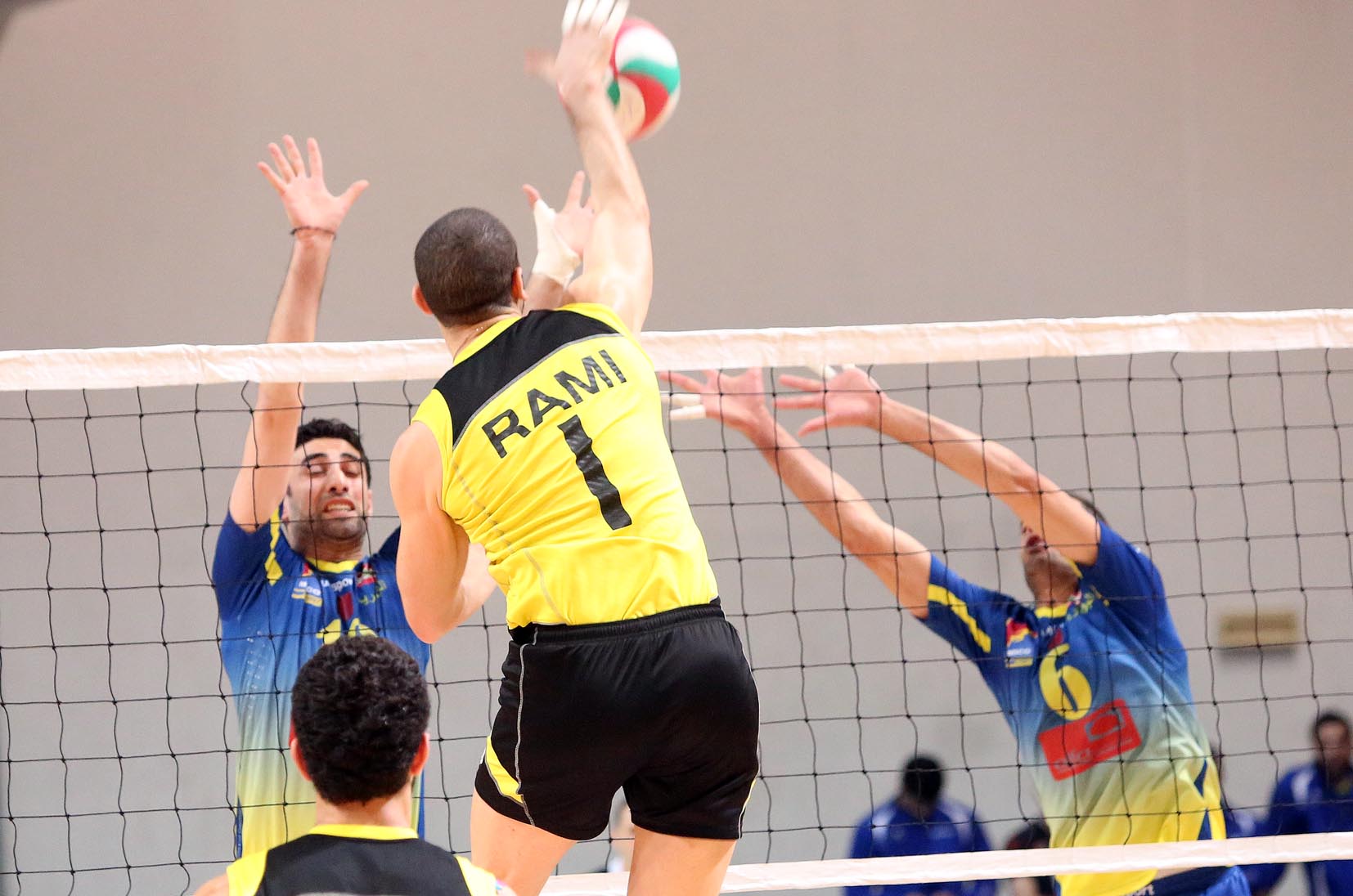 الشباب البترون يواصل تصدره لبطولة لبنان للكرة الطائرة