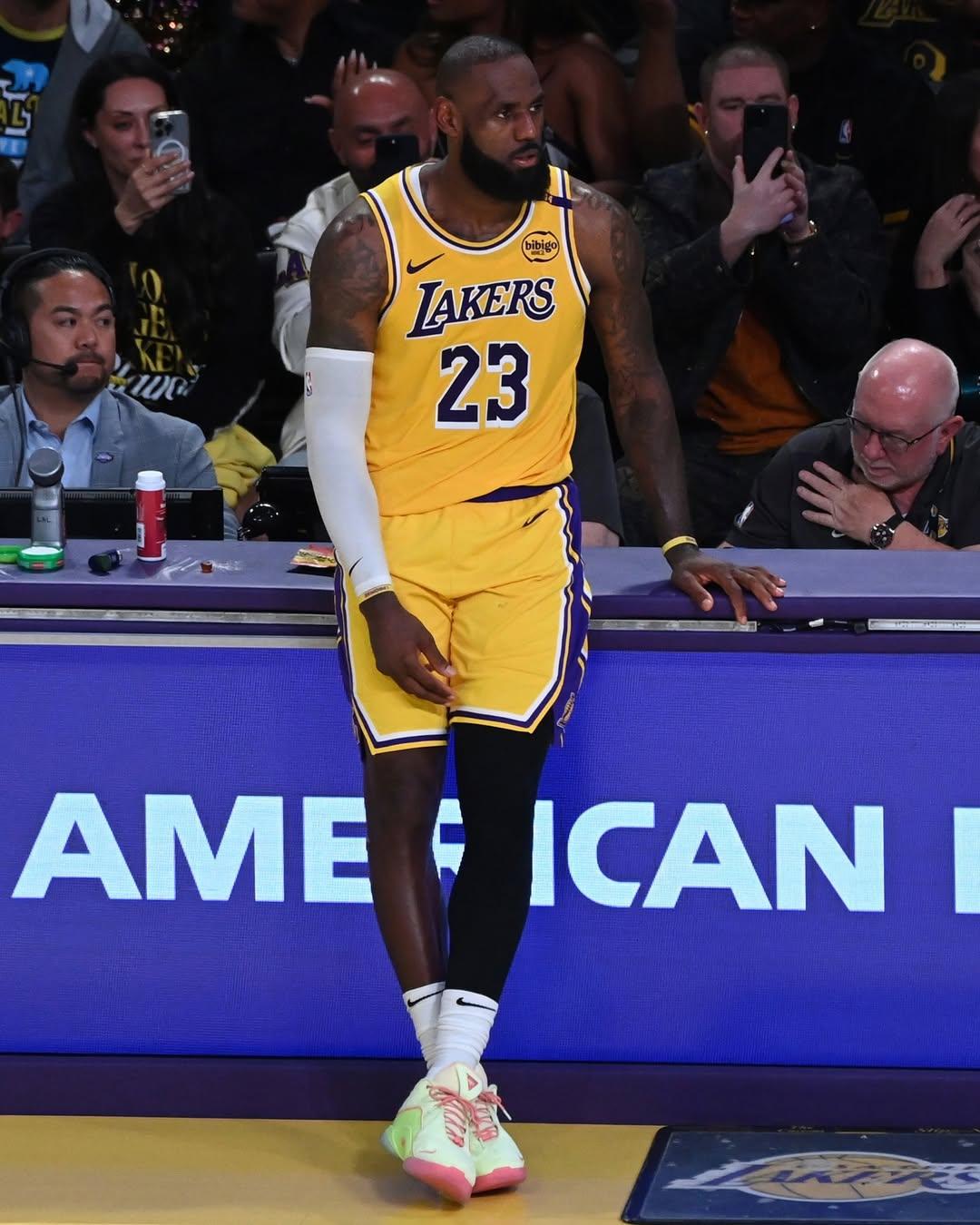 أسطورة السلة الأميركية يُعيد حساباته بعد خروج فريقه