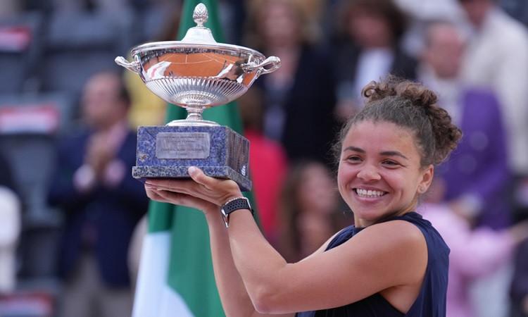 أول تتويج إيطالي بعد 40 عاماً