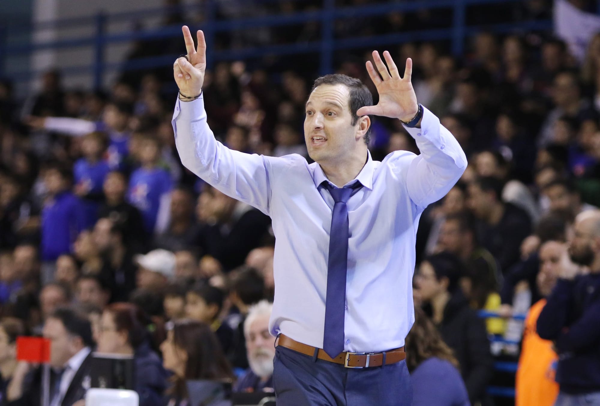 الحكمة يوقّع مع المدرب القبرصي اليوناني لينوس غافريل