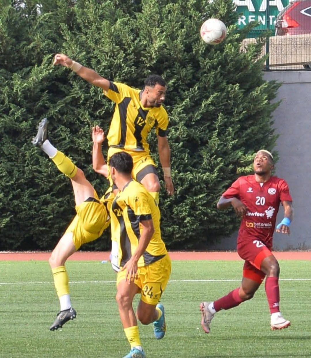 تعادل مثير بين العهد والنجمة... والصفاء يكتسح التضامن بثلاثية في سداسية الأوائل