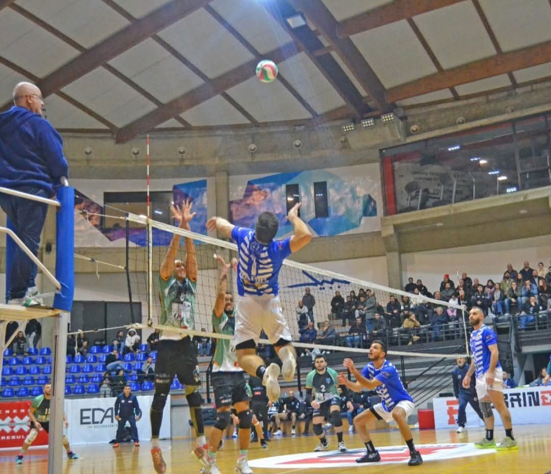 الأنوار على أبواب النهائي... فوز ثانٍ يقرّب الحلم