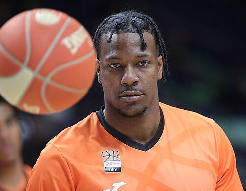 شباب الأهلي يعزز صفوفه بجوش هولي