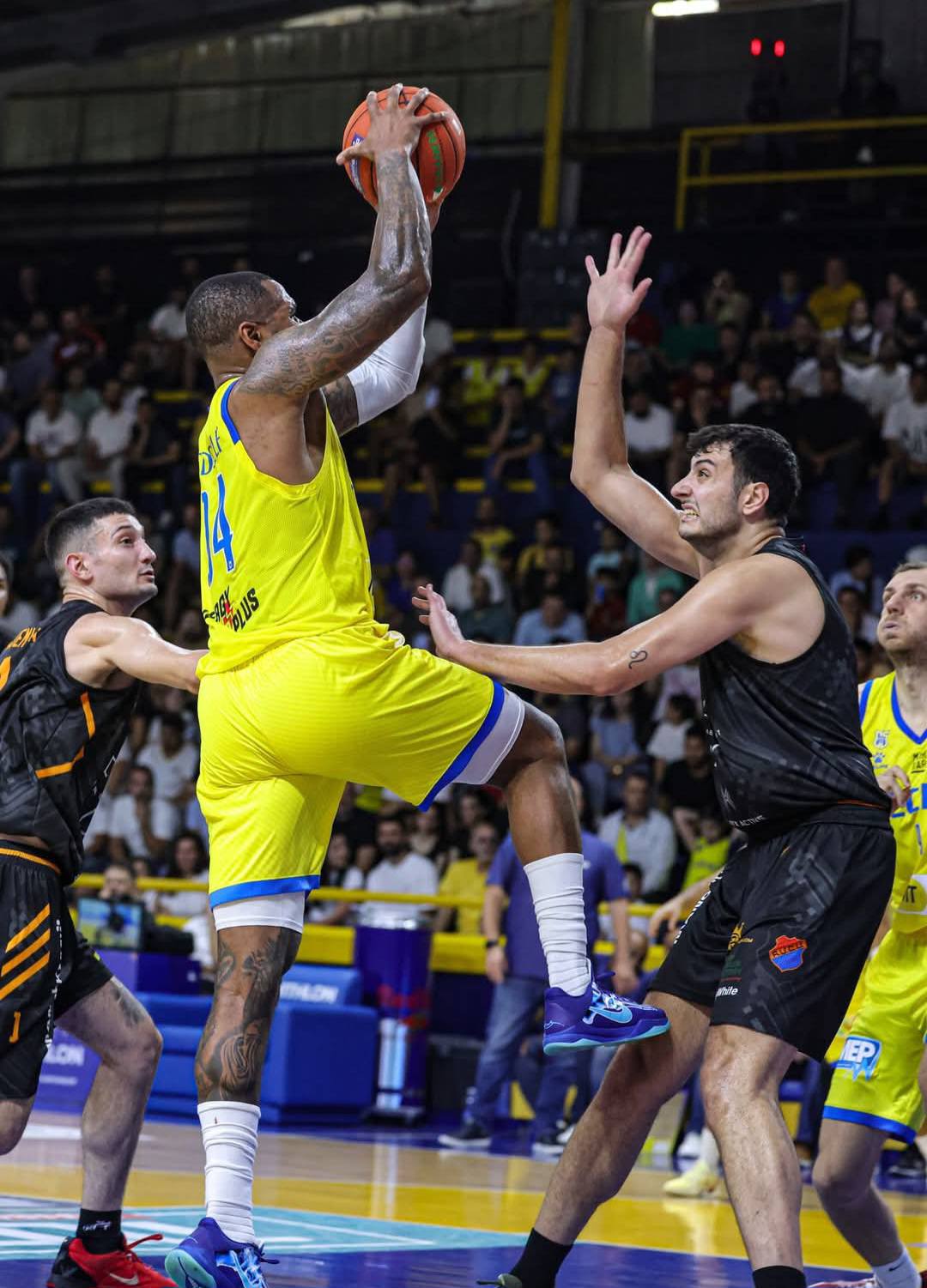 الرياضي يستعرض امام هومنتمن