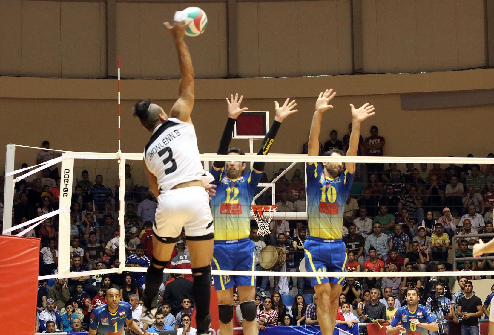 الشباب البترون يتقدم الانوار في نهائي بطولة لبنان للكرة الطائرة