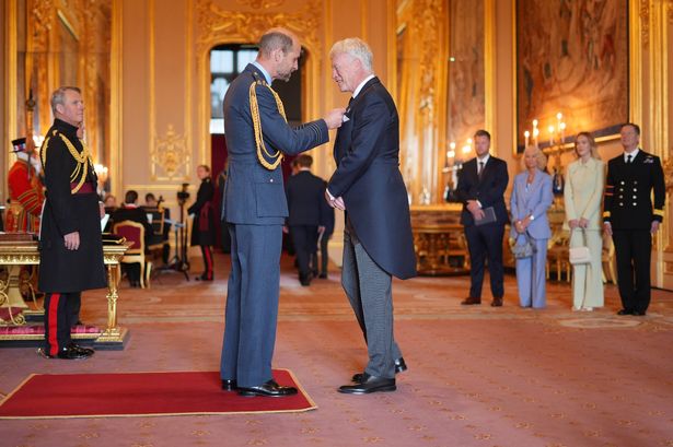 مويز يتلقى وساماً ملكياً خلال ولادة حفيده!