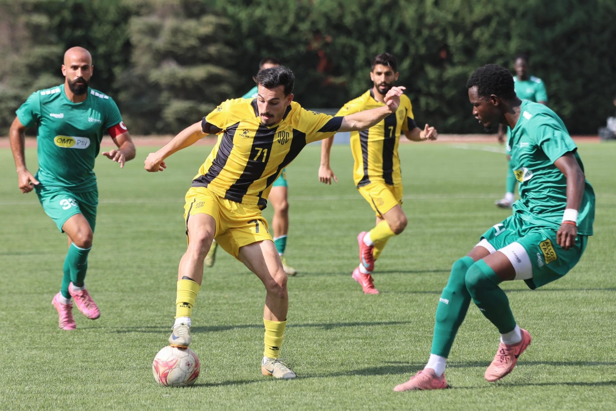 تعادل الحكمة والعهد وفوز شباب الساحل في بطولة لبنان لكرة القدم