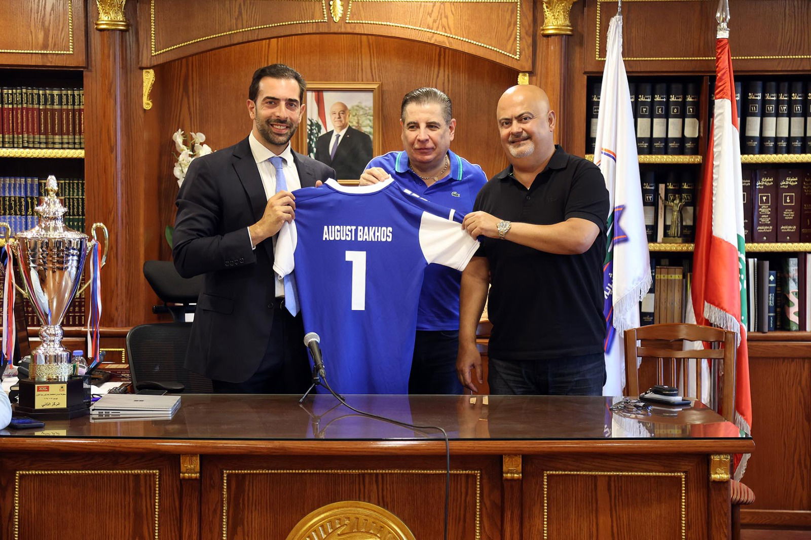 الأنوار يقدّم كأس الوصافة لرئيس بلدية الجديدة