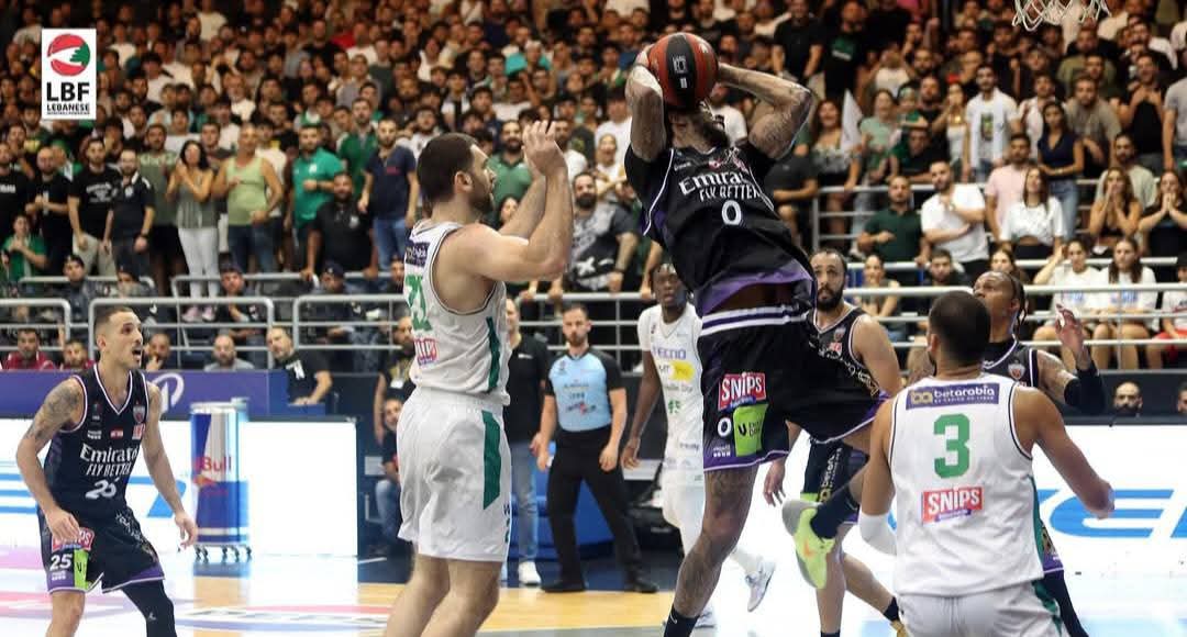 بيروت فيرست يخطف فوزًا دراماتيكيًا من الحكمة ويجرّ السلسلة إلى مباراة خامسة فاصلة