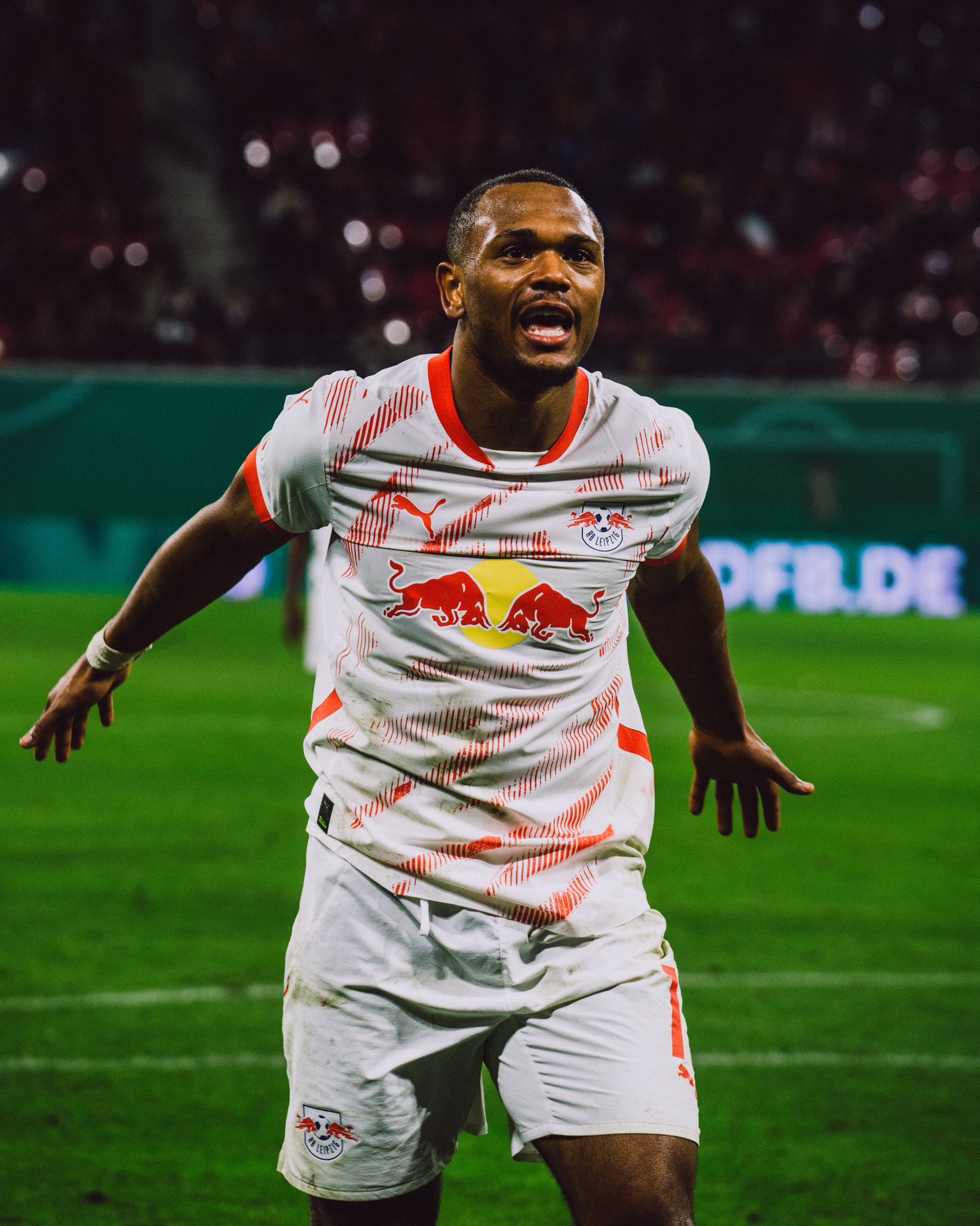 أستون فيلا يلاحق أوبيندا منذ شهر