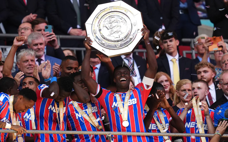 كريستال بالاس يتوج بدرع المجتمع