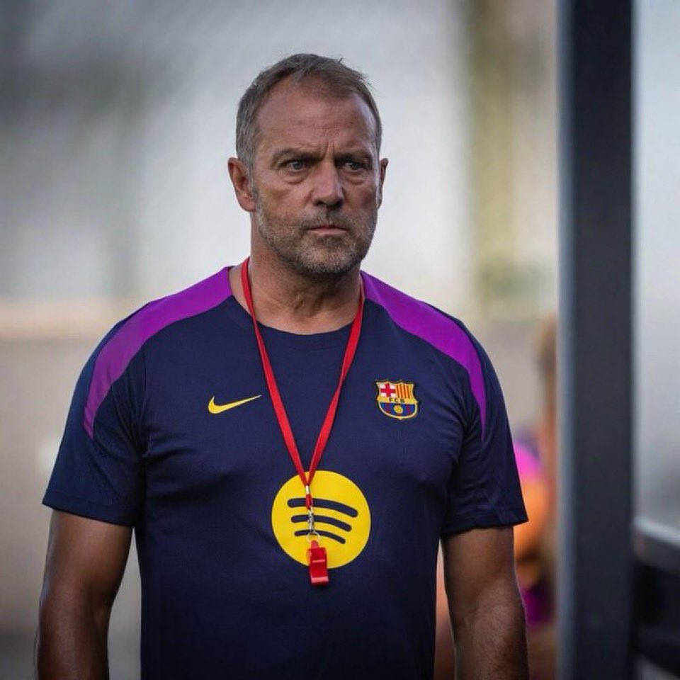 فليك يستبعد رباعي برشلونة من مباراة تاريخية