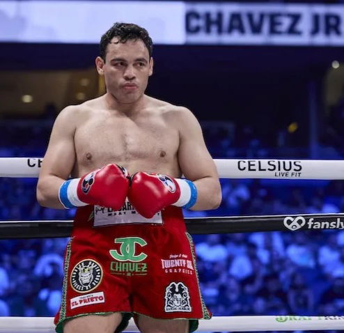 ترحيل بطل ملاكمة سابق إلى المكسيك