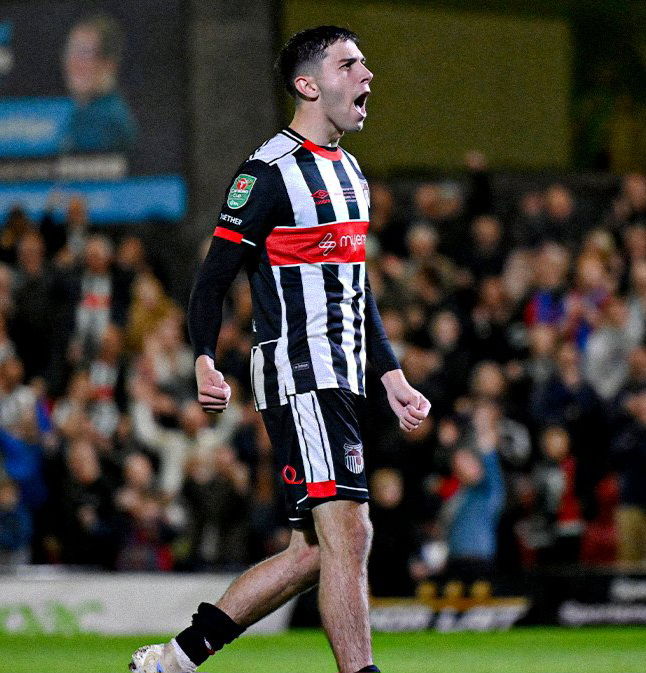 غريمسبي المغمور يطيح بمانشستر يونايتد المشهور