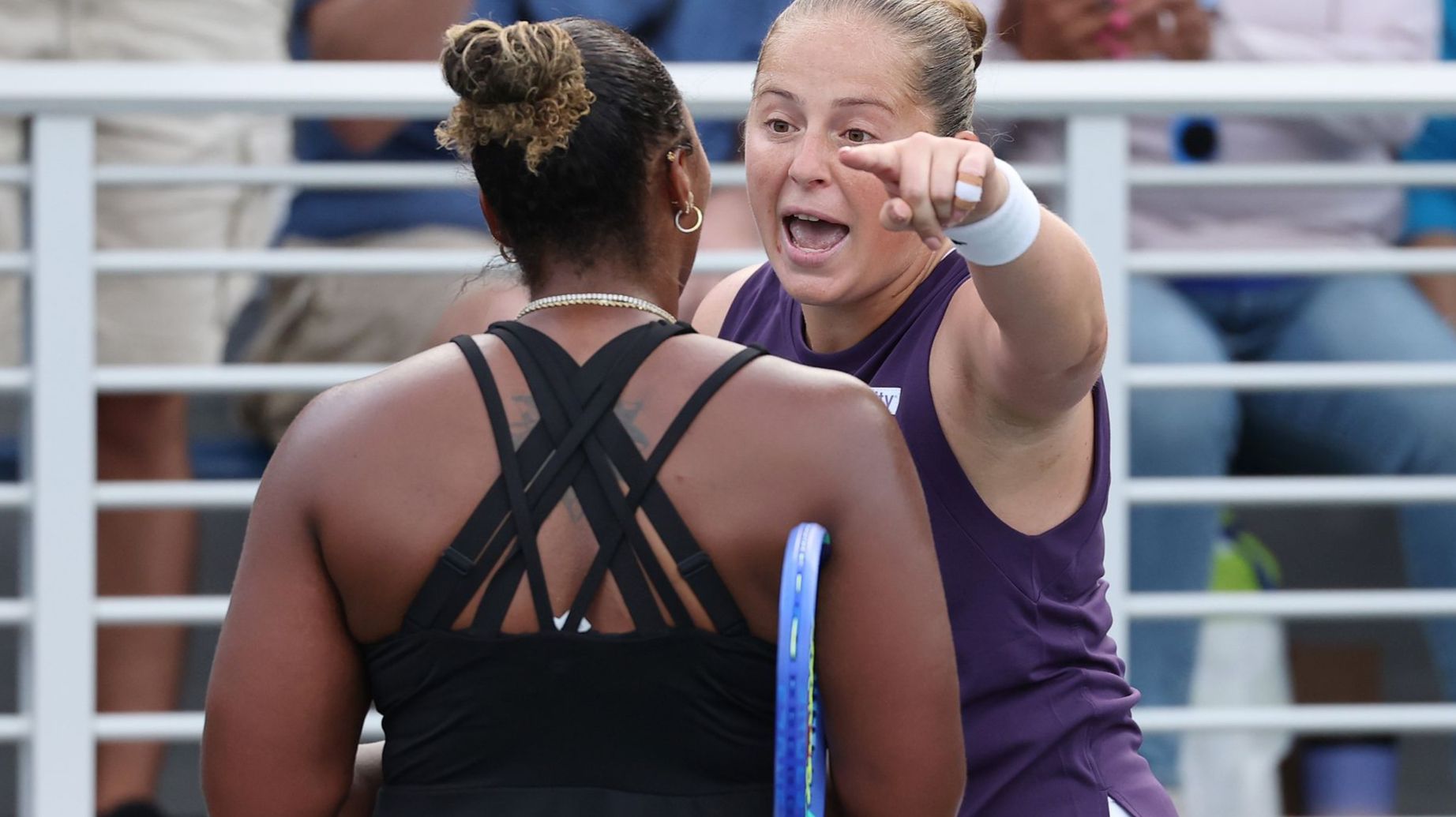 جدال حاد بين أوستابينكو وتاونسند