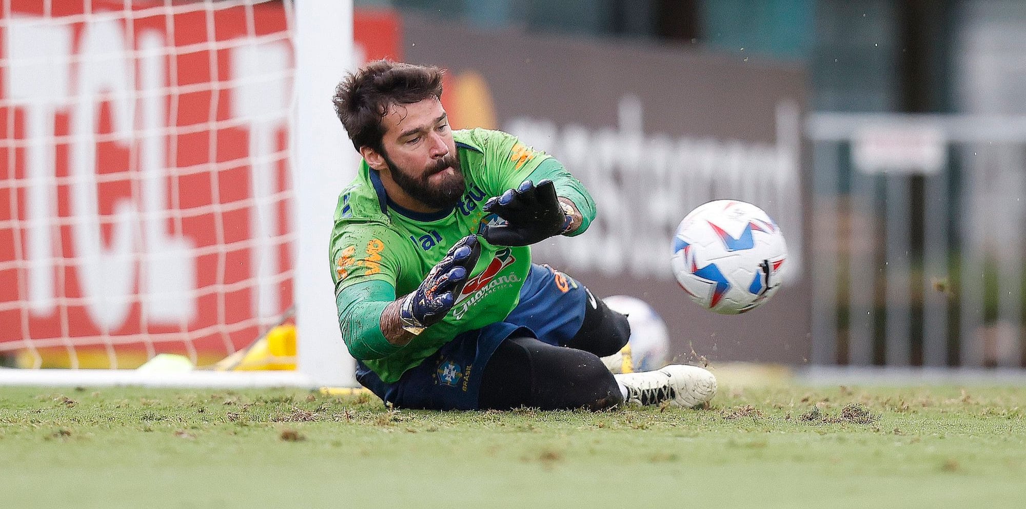 ليفربول مهدد بخسارة أليسون