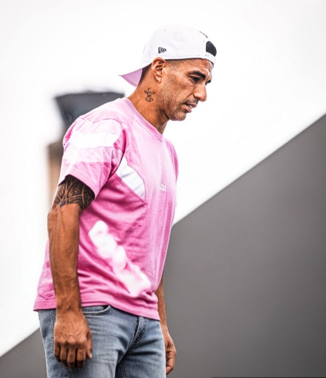 تصرف مشين يطيح بسواريز خارج الملاعب