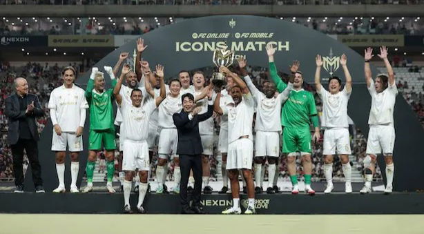 أساطير كرة القدم تتألق في مباراة النجوم