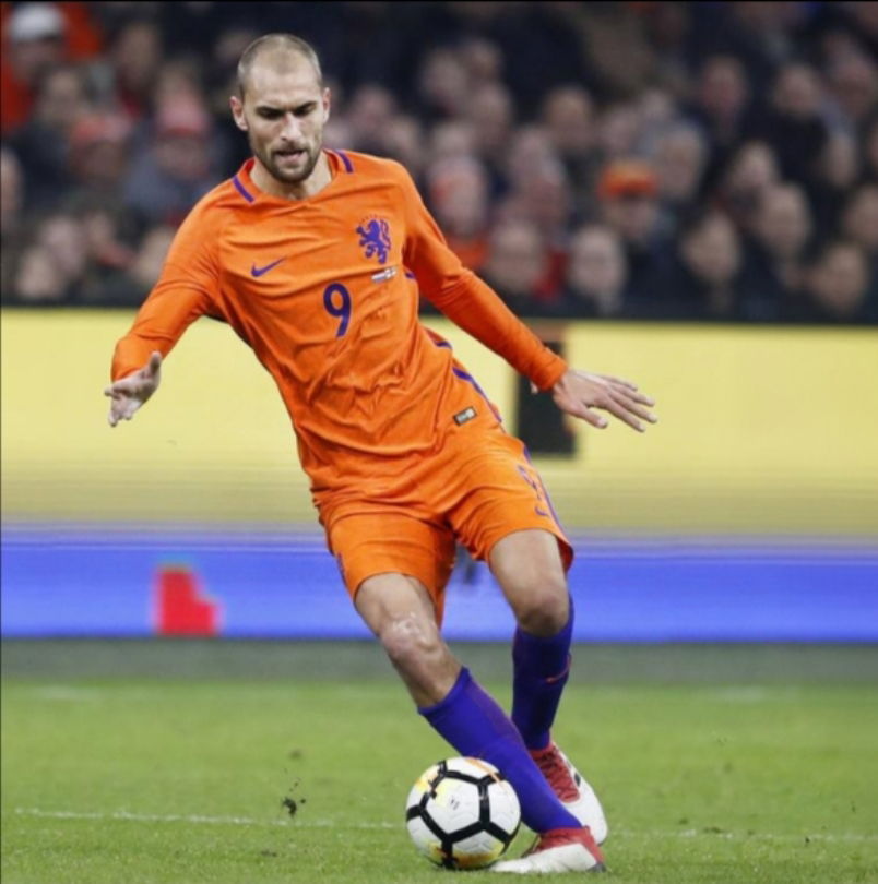 أزمة قلبية تُنهي مسيرة لاعب المنتخب الهولندي