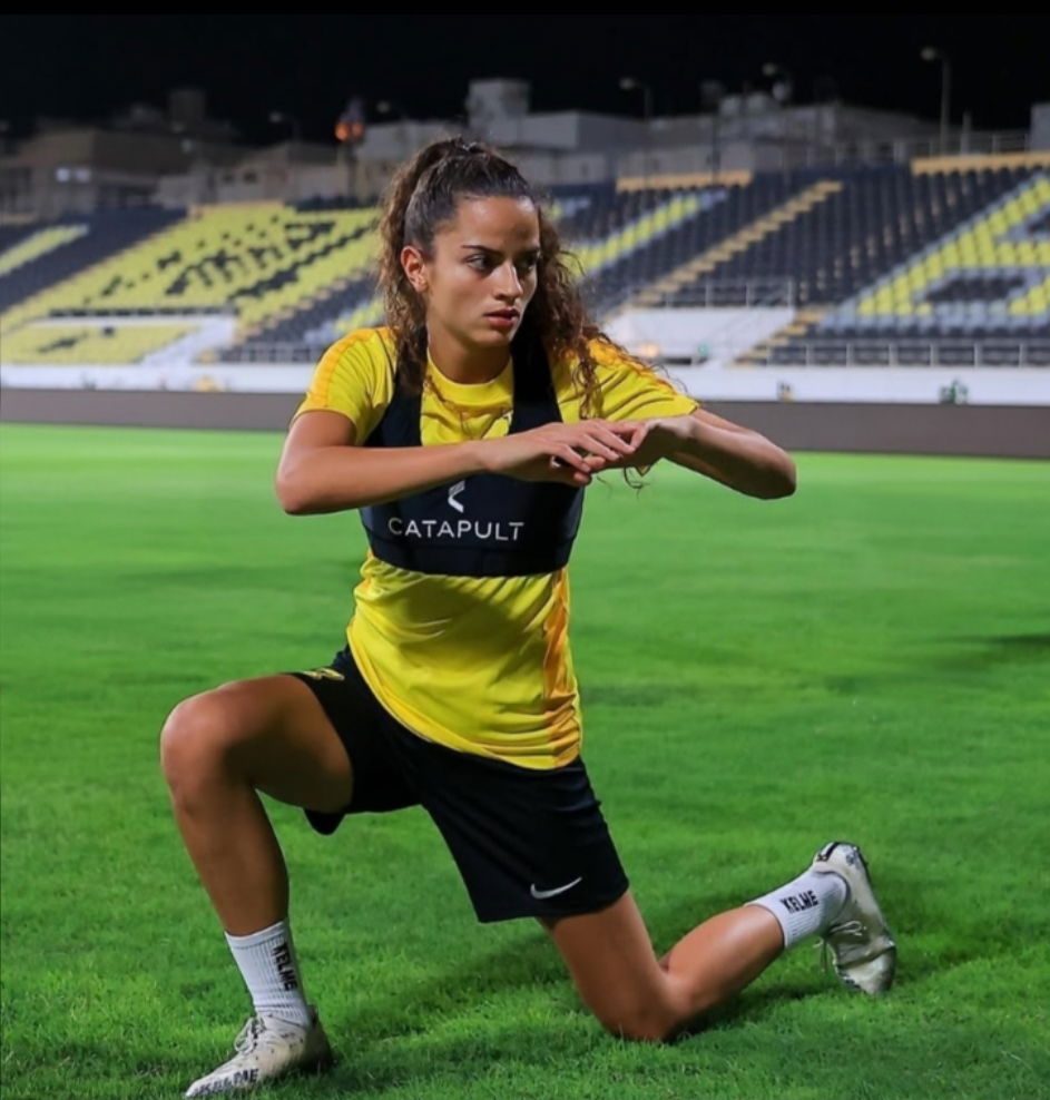 لاعبة منتخب لبنان ليلى اسكندر إلى فرنسا