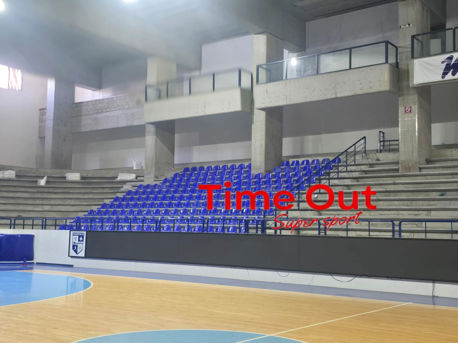 تجهيز ملعب الشانفيل بمقاعد جديدة