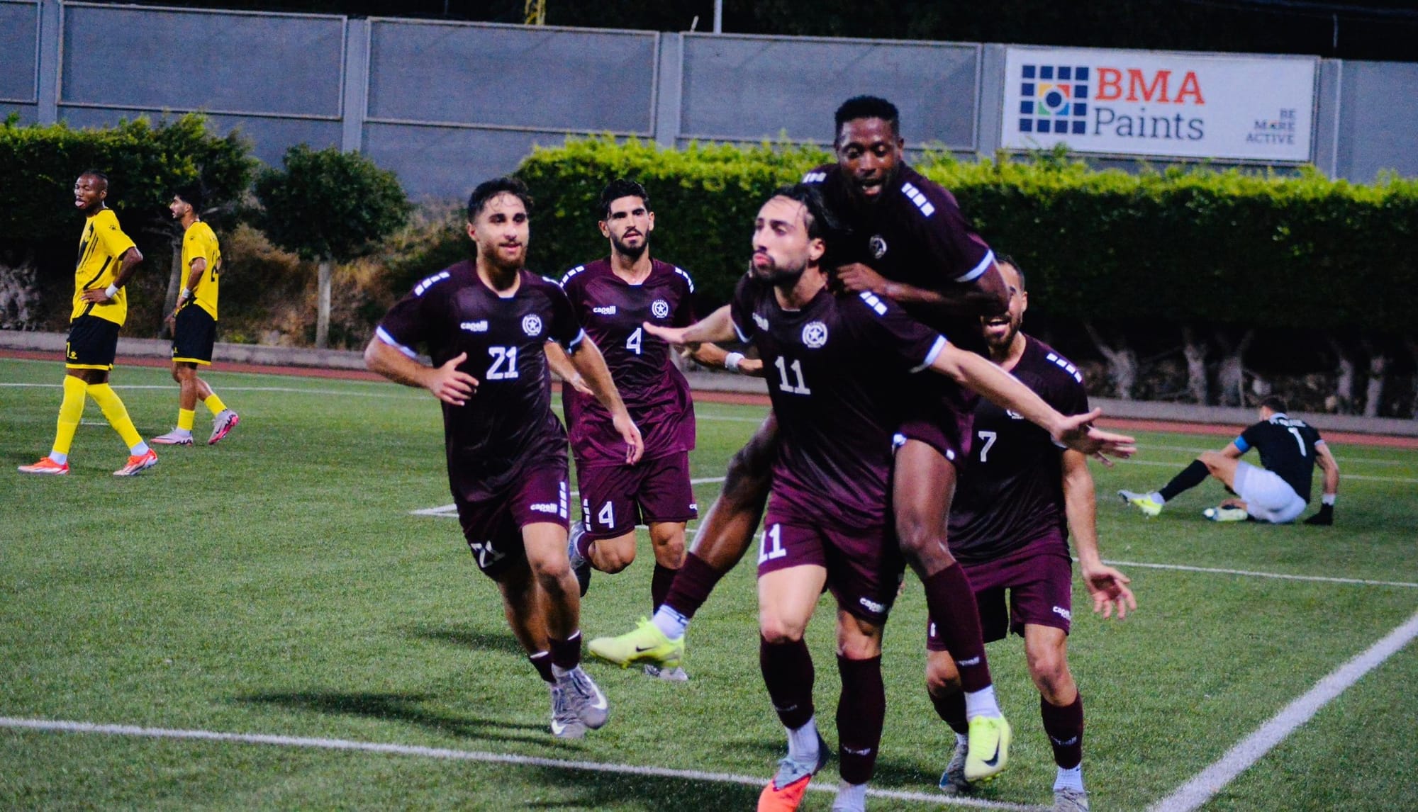 النجمة ينفرد بالصدارة بفوز كبير على العهد برباعية نظيفة