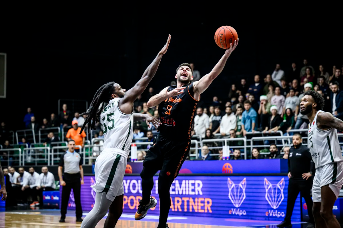 اجانب الحكمة يقودون فريقهم الى فوز اول في بطولة غرب اسيا لكرة السلة