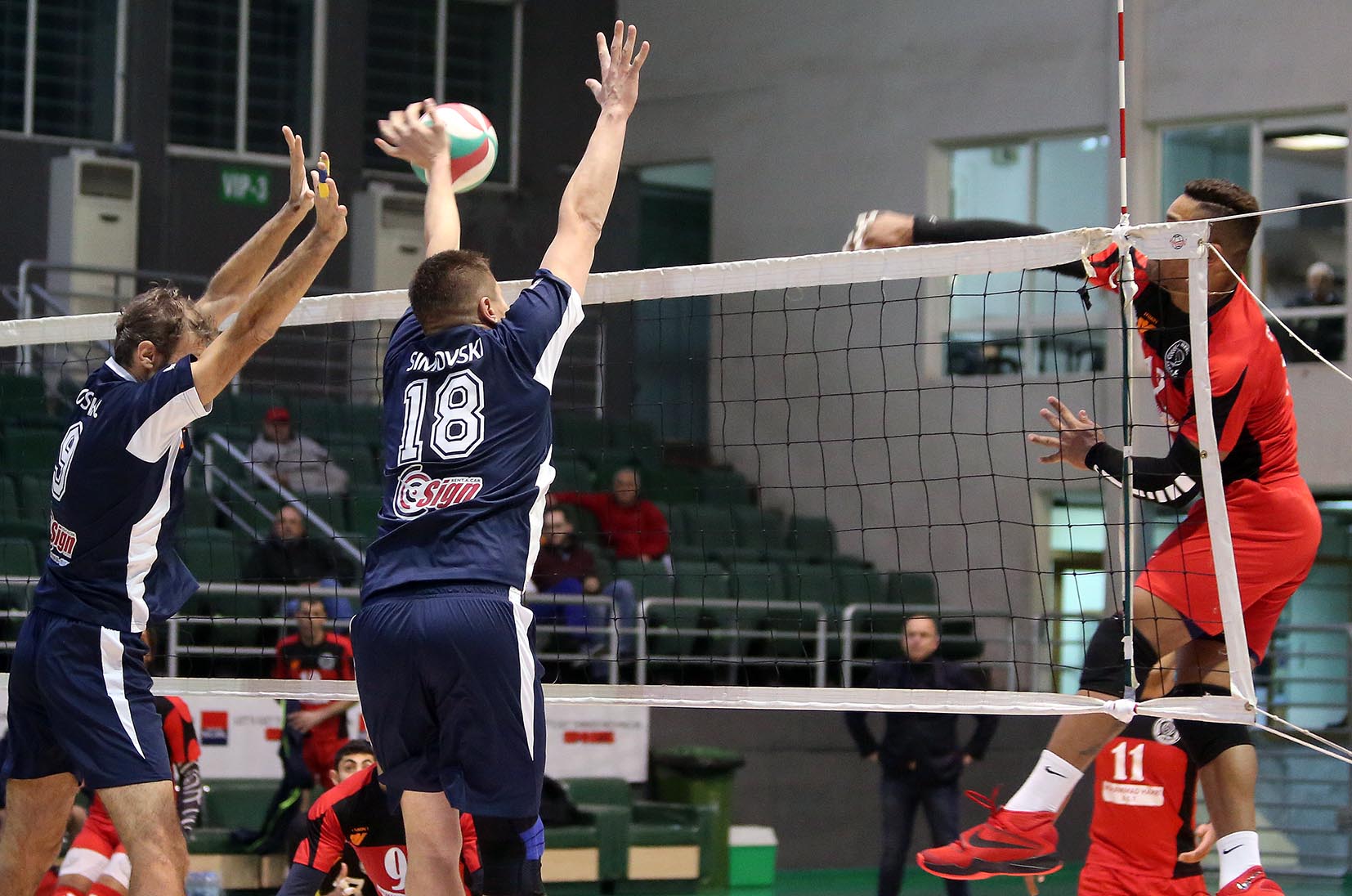 شباب البترون يهزم الشبيبة البوشرية ويستمر مع الانوار الجديدة في صدارة بطولة لبنان للكرة الطائرة