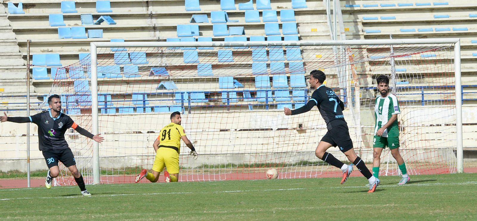 الرياضي العباسية يفجر المفاجأة ويسقط الانصار في بطولة لبنان لكرة القدم