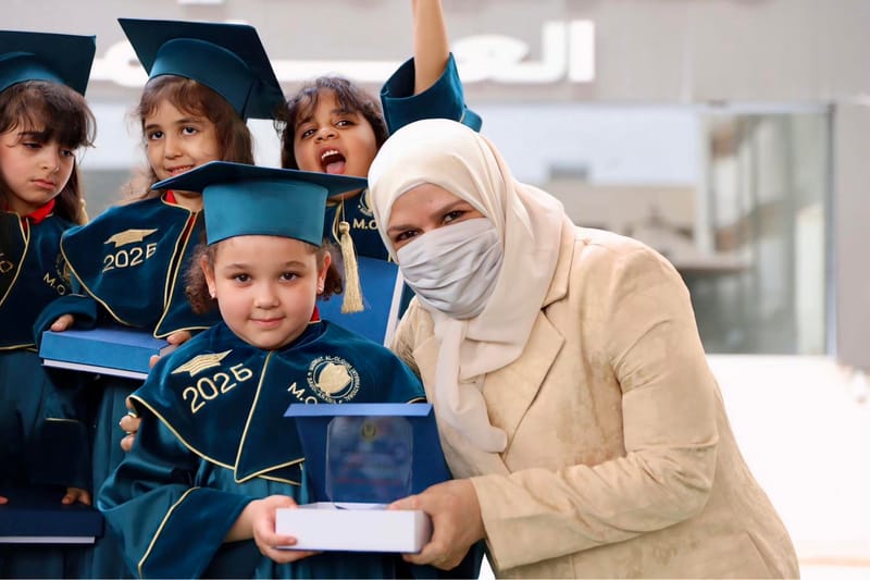 لحظات التكريم جاءت لتُتوّج سعادتهم بما حققوه اليوم، بتكريم الأستاذة نهى زين العابدين، المدير التنفيذي لمدارس مدينة العلوم العالمية 🎓