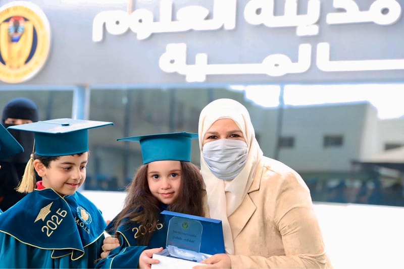 لحظات التكريم جاءت لتُتوّج سعادتهم بما حققوه اليوم، بتكريم الأستاذة نهى زين العابدين، المدير التنفيذي لمدارس مدينة العلوم العالمية 🎓