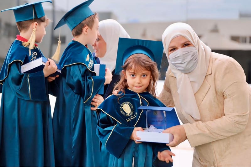 لحظات التكريم جاءت لتُتوّج سعادتهم بما حققوه اليوم، بتكريم الأستاذة نهى زين العابدين، المدير التنفيذي لمدارس مدينة العلوم العالمية 🎓