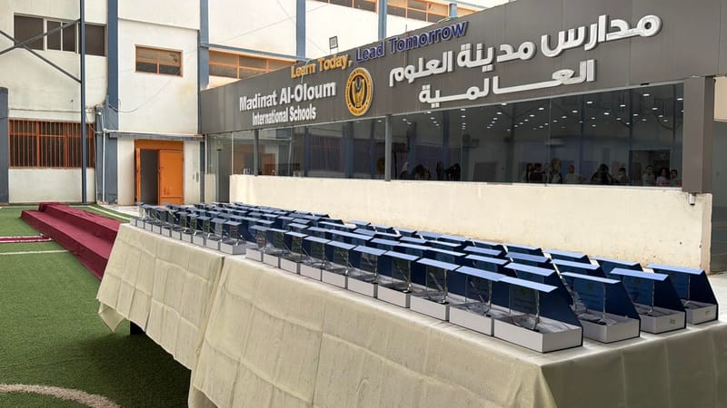 لحظات التكريم جاءت لتُتوّج سعادتهم بما حققوه اليوم، بتكريم الأستاذة نهى زين العابدين، المدير التنفيذي لمدارس مدينة العلوم العالمية 🎓