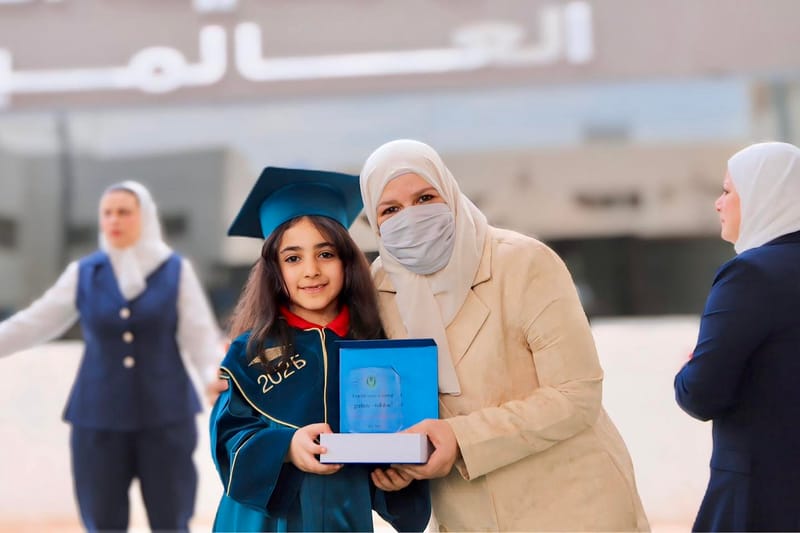 لحظات التكريم جاءت لتُتوّج سعادتهم بما حققوه اليوم، بتكريم الأستاذة نهى زين العابدين، المدير التنفيذي لمدارس مدينة العلوم العالمية 🎓