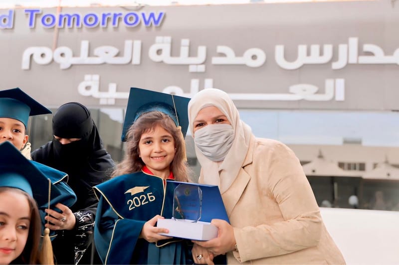 لحظات التكريم جاءت لتُتوّج سعادتهم بما حققوه اليوم، بتكريم الأستاذة نهى زين العابدين، المدير التنفيذي لمدارس مدينة العلوم العالمية 🎓