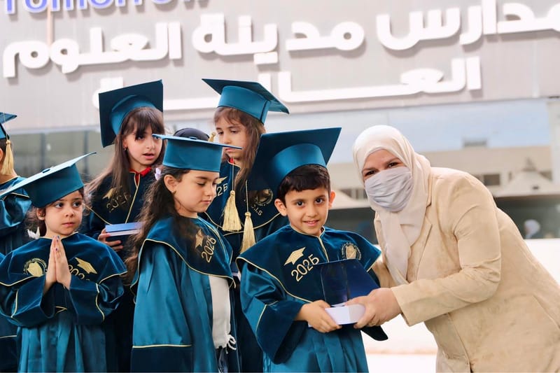 لحظات التكريم جاءت لتُتوّج سعادتهم بما حققوه اليوم، بتكريم الأستاذة نهى زين العابدين، المدير التنفيذي لمدارس مدينة العلوم العالمية 🎓