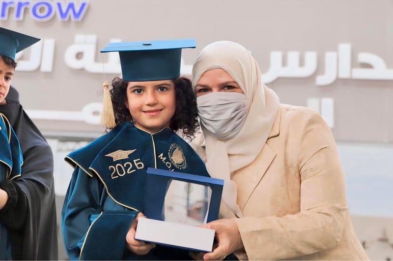 لحظات التكريم جاءت لتُتوّج سعادتهم بما حققوه اليوم، بتكريم الأستاذة نهى زين العابدين، المدير التنفيذي لمدارس مدينة العلوم العالمية 🎓