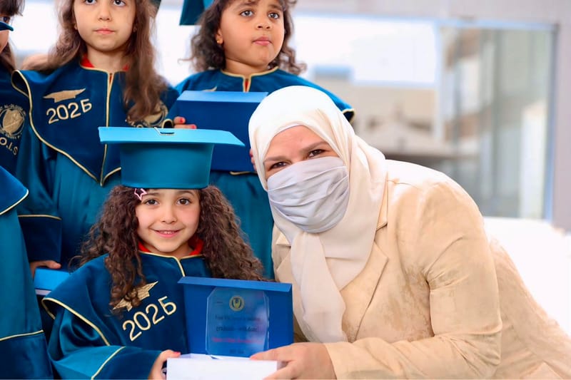 لحظات التكريم جاءت لتُتوّج سعادتهم بما حققوه اليوم، بتكريم الأستاذة نهى زين العابدين، المدير التنفيذي لمدارس مدينة العلوم العالمية 🎓
