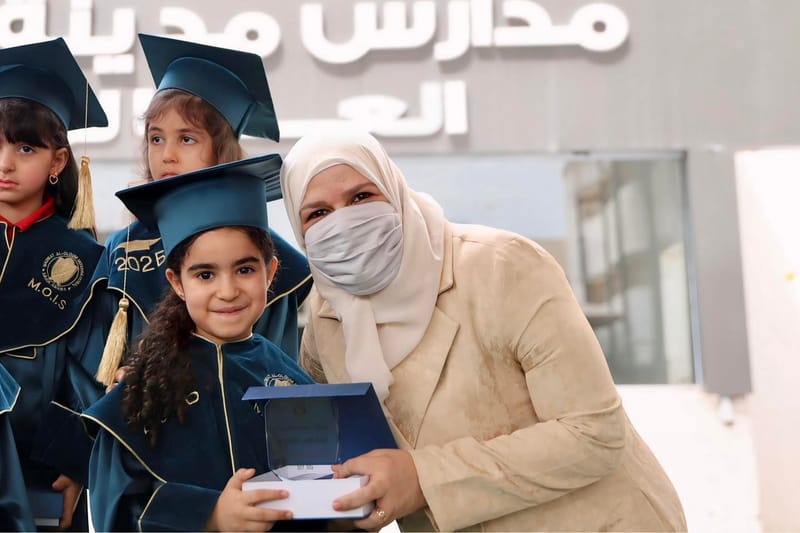 لحظات التكريم جاءت لتُتوّج سعادتهم بما حققوه اليوم، بتكريم الأستاذة نهى زين العابدين، المدير التنفيذي لمدارس مدينة العلوم العالمية 🎓