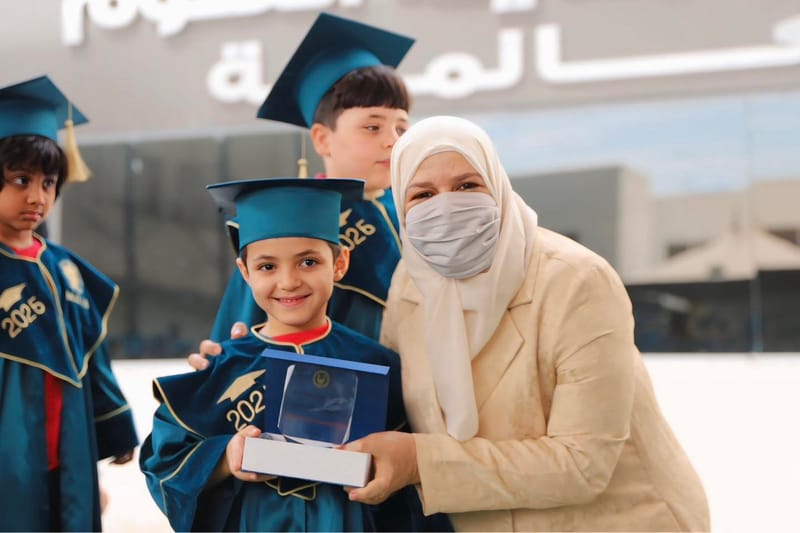 لحظات التكريم جاءت لتُتوّج سعادتهم بما حققوه اليوم، بتكريم الأستاذة نهى زين العابدين، المدير التنفيذي لمدارس مدينة العلوم العالمية 🎓