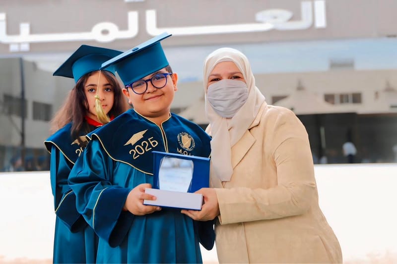 لحظات التكريم جاءت لتُتوّج سعادتهم بما حققوه اليوم، بتكريم الأستاذة نهى زين العابدين، المدير التنفيذي لمدارس مدينة العلوم العالمية 🎓