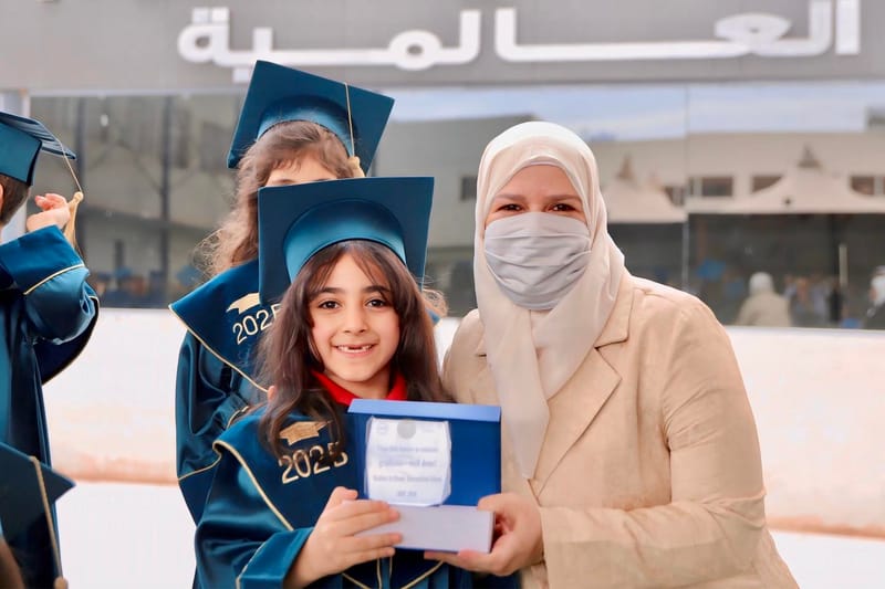 لحظات التكريم جاءت لتُتوّج سعادتهم بما حققوه اليوم، بتكريم الأستاذة نهى زين العابدين، المدير التنفيذي لمدارس مدينة العلوم العالمية 🎓