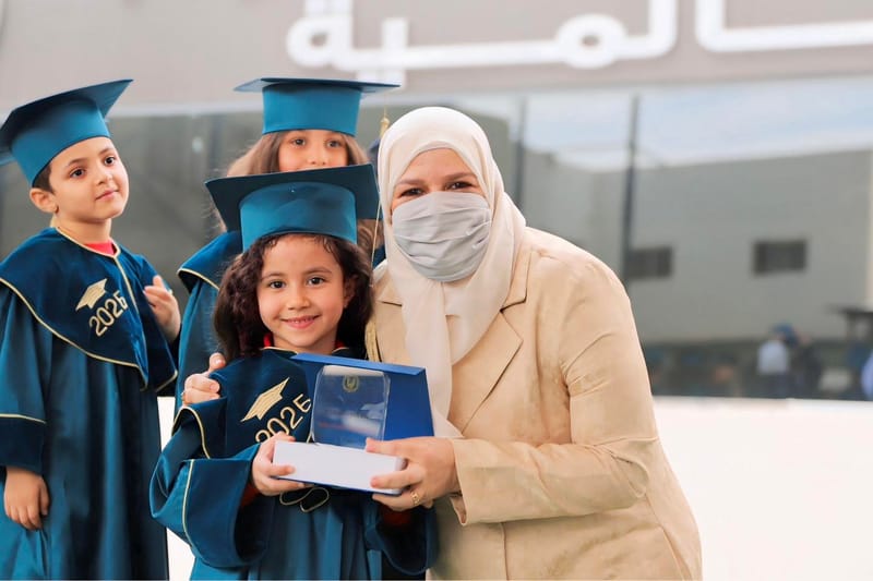 لحظات التكريم جاءت لتُتوّج سعادتهم بما حققوه اليوم، بتكريم الأستاذة نهى زين العابدين، المدير التنفيذي لمدارس مدينة العلوم العالمية 🎓