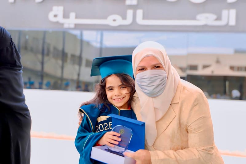 لحظات التكريم جاءت لتُتوّج سعادتهم بما حققوه اليوم، بتكريم الأستاذة نهى زين العابدين، المدير التنفيذي لمدارس مدينة العلوم العالمية 🎓